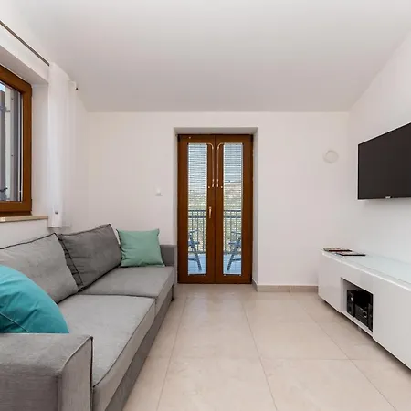 Krusec 아파트 풀라